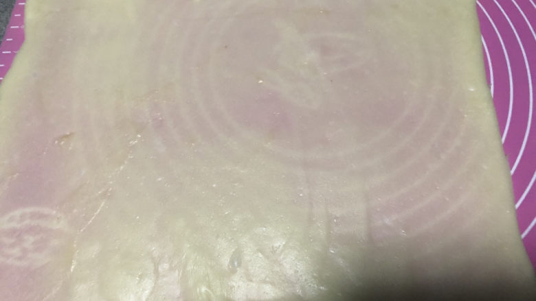 椰蓉豆沙卷,薄薄地擀开成长方形,和豆沙大小相等。