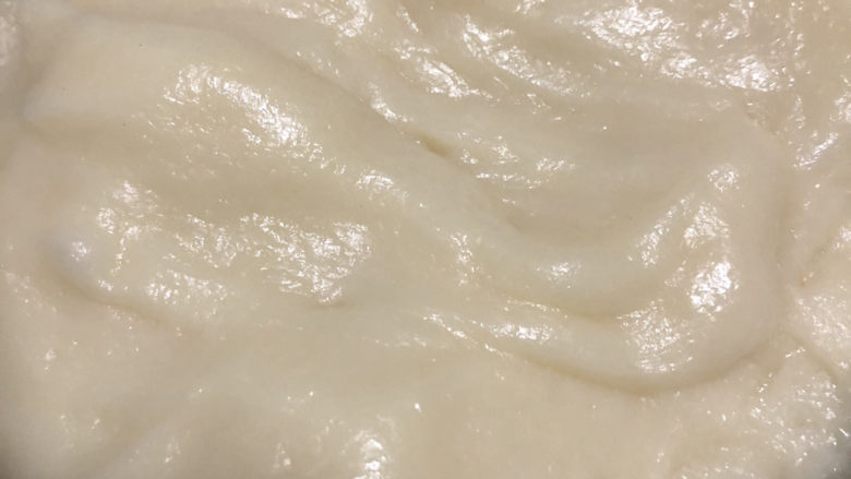 椰蓉豆沙卷,全部揉匀,黄油吸收。