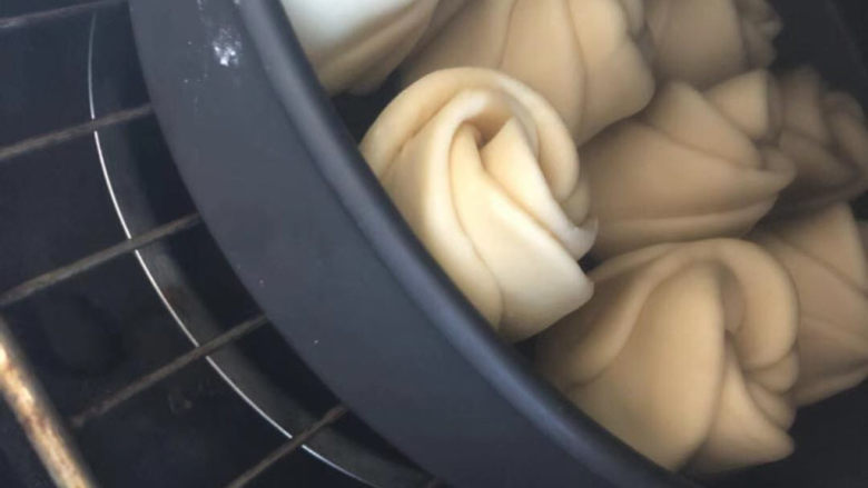 蜂蜜小面包,烤箱放盆热水,进行第二次发酵。