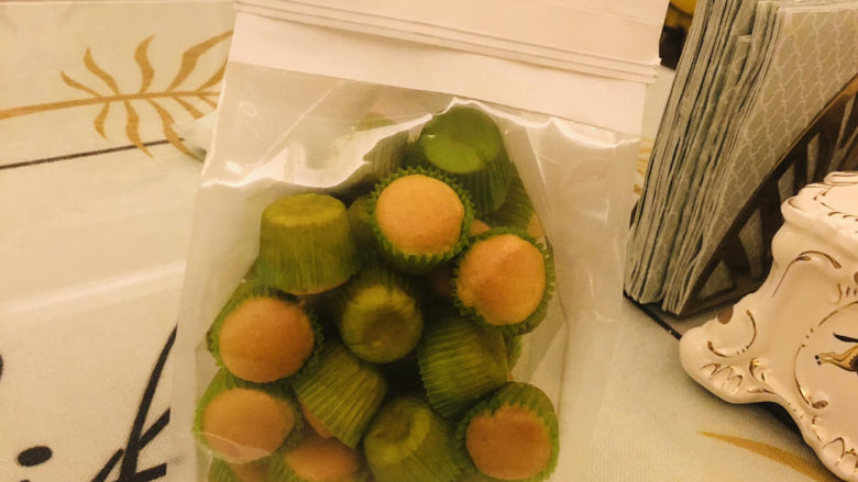 宝宝迷你小蛋糕,待冷却后,装入密封袋中。
