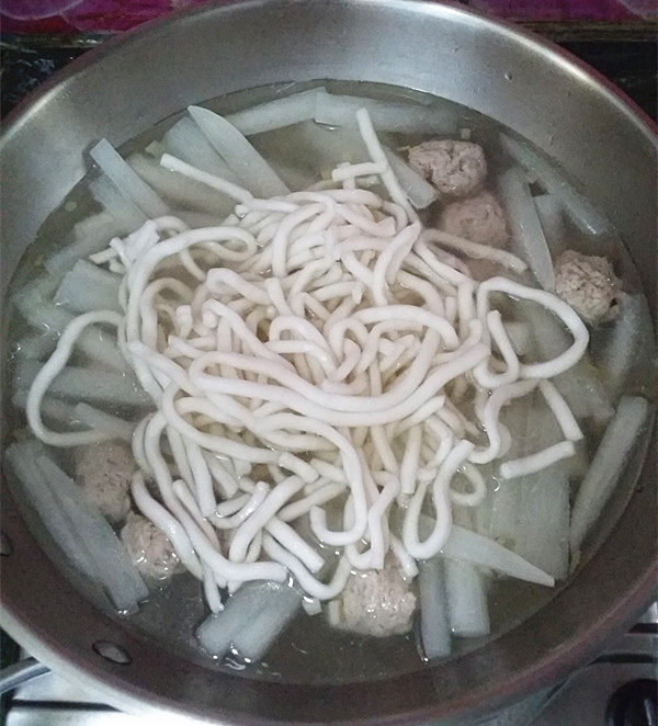 萝卜肉丸汤,放入<a style='color:red;display:inline-block;' href='/shicai/ 4264'>土豆粉</a>,加盖大火