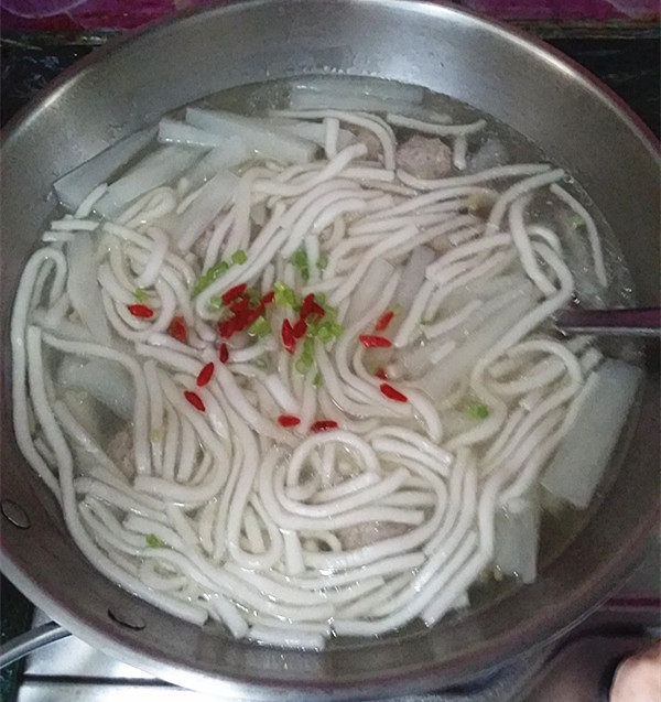 萝卜肉丸汤,再撒入葱花和<a style='color:red;display:inline-block;' href='/shicai/ 673'>枸杞</a>,即可关火