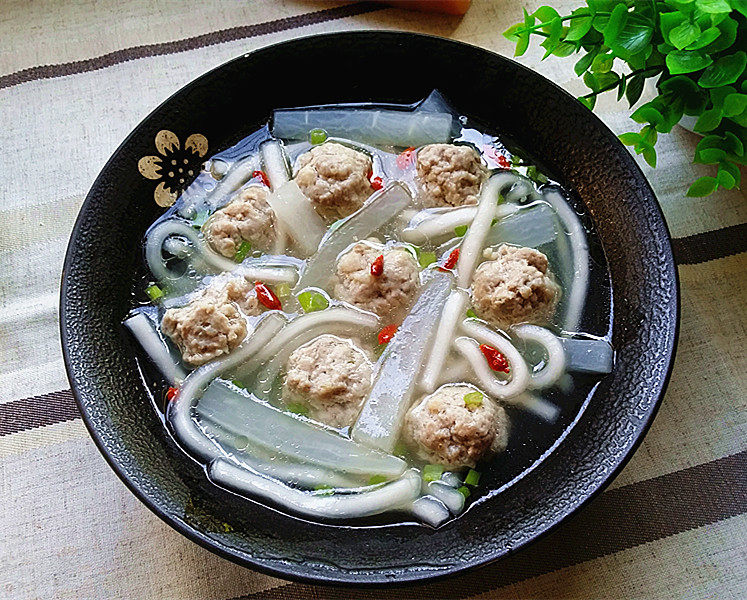 萝卜肉丸汤,盛盘上桌,趁热开吃