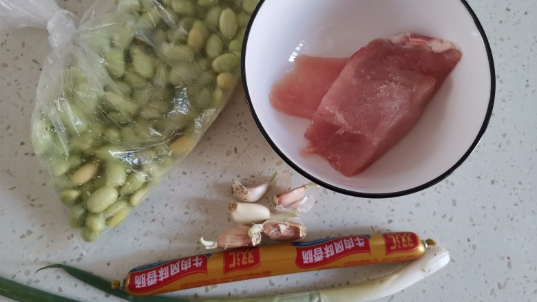 肉末青豆,准备食材备用