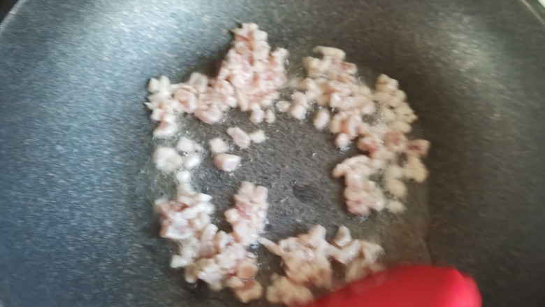 肉末青豆,起锅烧油,下入肉末翻炒至变色