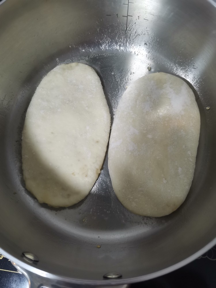 口袋饼,锅刷薄油,小火慢烙