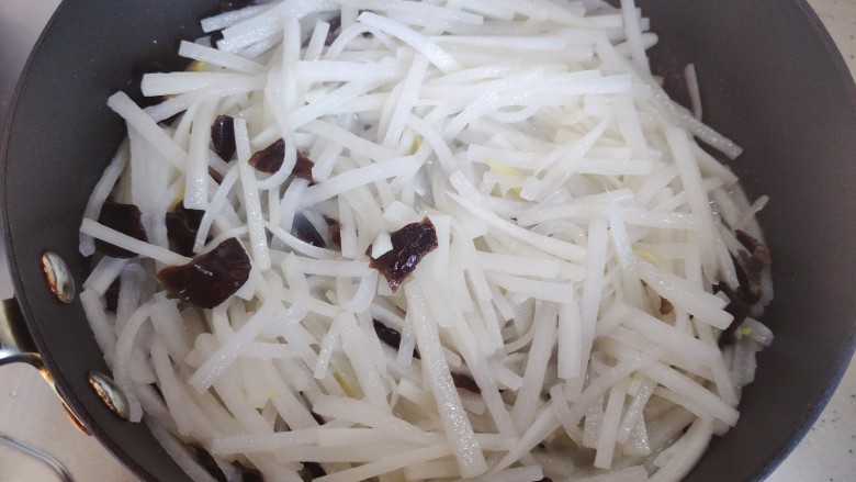 萝卜肉丸汤,翻炒至萝卜丝稍稍变软,体积变小