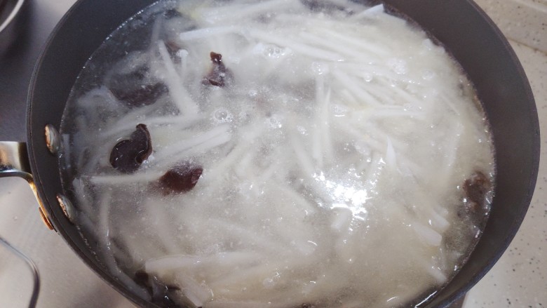 萝卜肉丸汤,加适量清水,适量的意思是有多少人食用就加多少