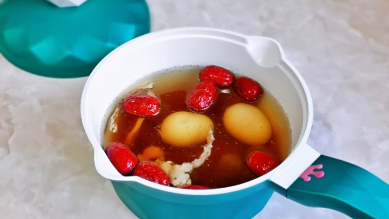 桂圆鸡蛋汤,再加入<a style='color:red;display:inline-block;' href='/shicai/ 882'>红糖</a>,鸡蛋,红枣,桂圆。