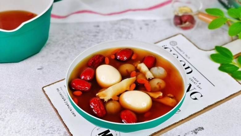 桂圆鸡蛋汤,盛出装入碗中,女生专属品。