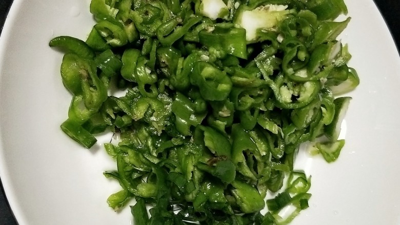 青椒炒鸡蛋,把辣椒切好