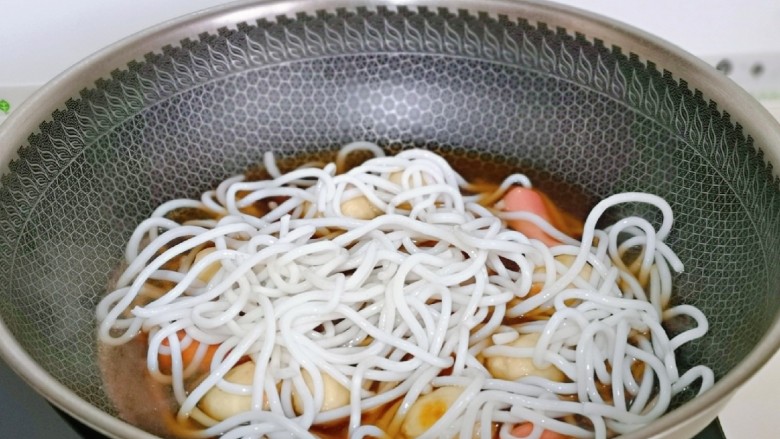 三鲜米线,丸子煮熟后下<a style='color:red;display:inline-block;' href='/shicai/ 3650'>米线</a>。