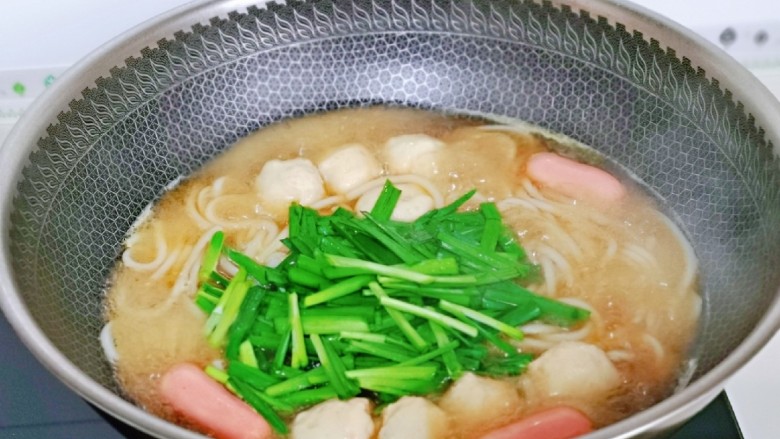 三鲜米线,加入切好的韭菜,大火30秒关火出锅。