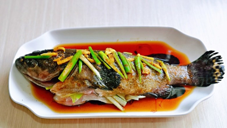 红烧罗非鱼,撒上<a style='color:red;display:inline-block;' href='/shicai/ 829'>十三香</a>,腌制30分钟。