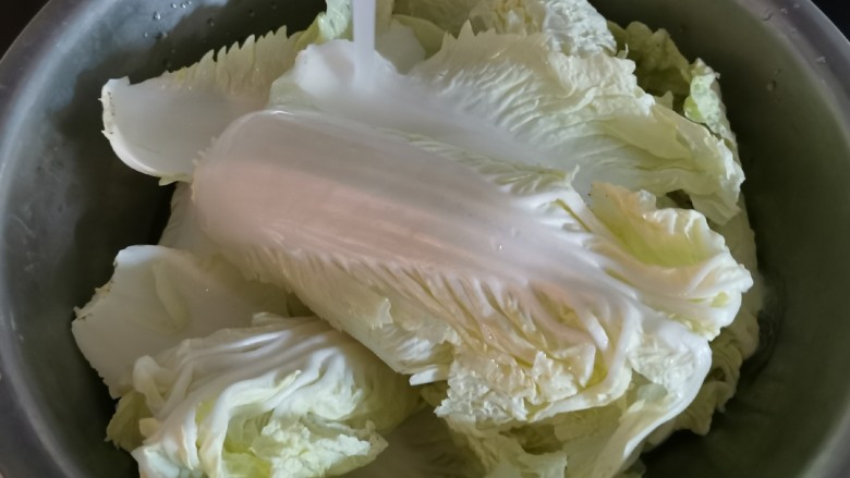 腊肉炒白菜,<a style='color:red;display:inline-block;' href='/shicai/ 114'>白菜</a>一片一片折下来,冲洗干净。