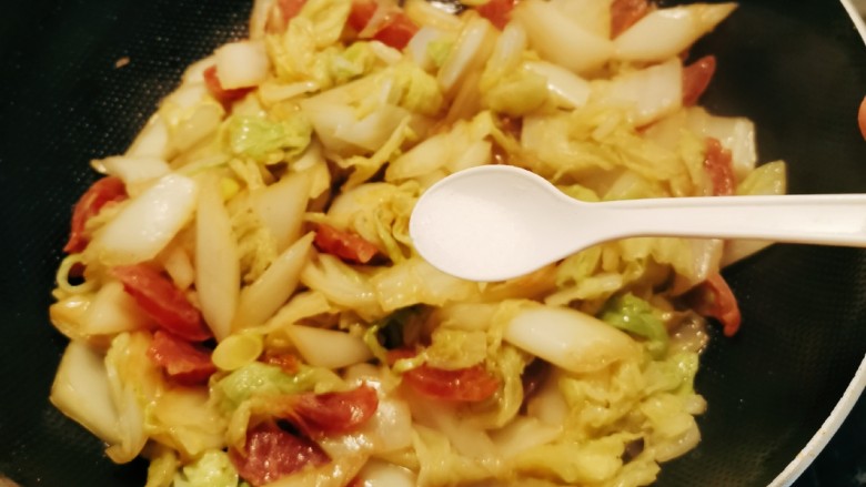 腊肉炒白菜,放入盐和鸡汁调味,翻炒均匀。
