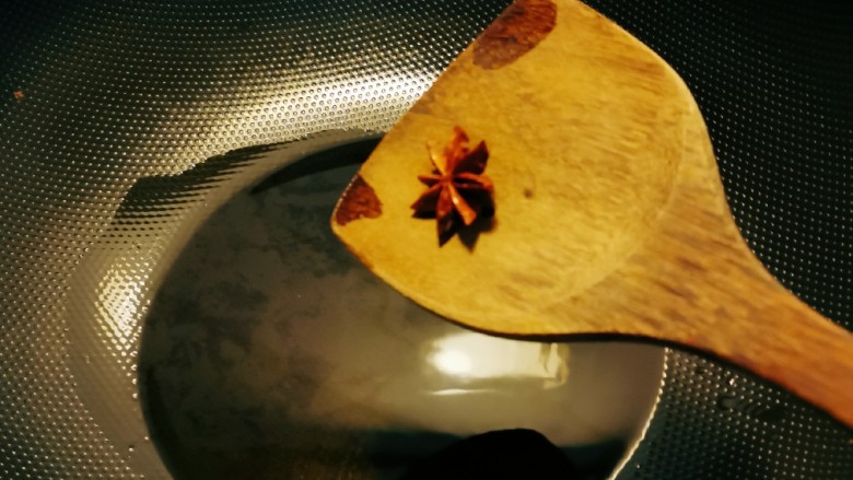 腊肉炒白菜,起油锅放入2汤匙食用油 爆香<a style='color:red;display:inline-block;' href='/shicai/ 695'>八角</a>。