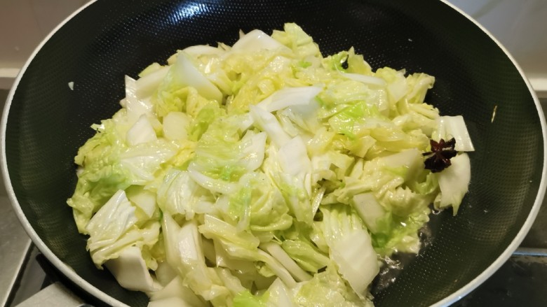 腊肉炒白菜,放入白菜翻炒断生,出锅备用。