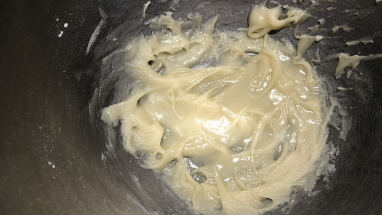 酸奶芝士蛋糕,搅拌,把面粉烫至糊状