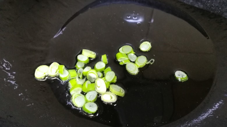 肉末青豆,热锅凉油,放入葱花文火炒香。
