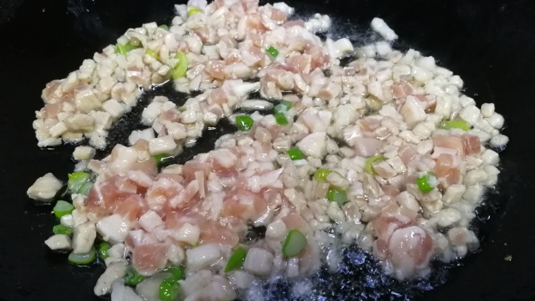 肉末青豆,放入<a style='color:red;display:inline-block;' href='/shicai/ 442'>肉末</a>,文火滑炒变色。