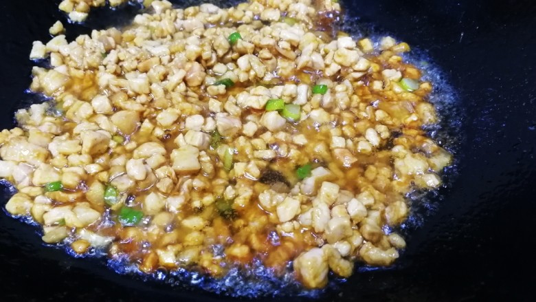 肉末青豆,加<a style='color:red;display:inline-block;' href='/shicai/ 788'>生抽</a>提鲜,文火炒香。