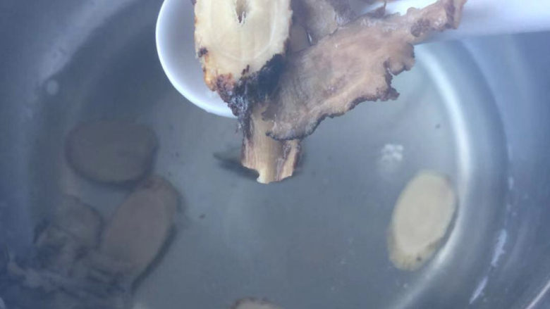 桂圆鸡蛋汤,转小火煎两三分钟,捞出当归黄芪。