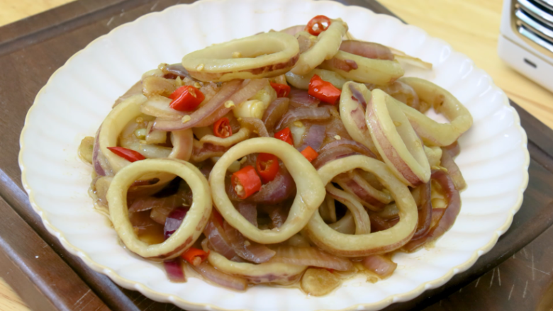 香辣鱿鱼圈,鱿鱼搭配洋葱,嫩滑爽口鲜香甜辣,光盘