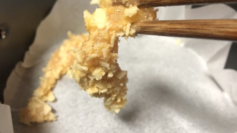 香酥鸡柳,由于我不喜欢吃太油了,直接用的空气炸锅,下面用的硅油纸