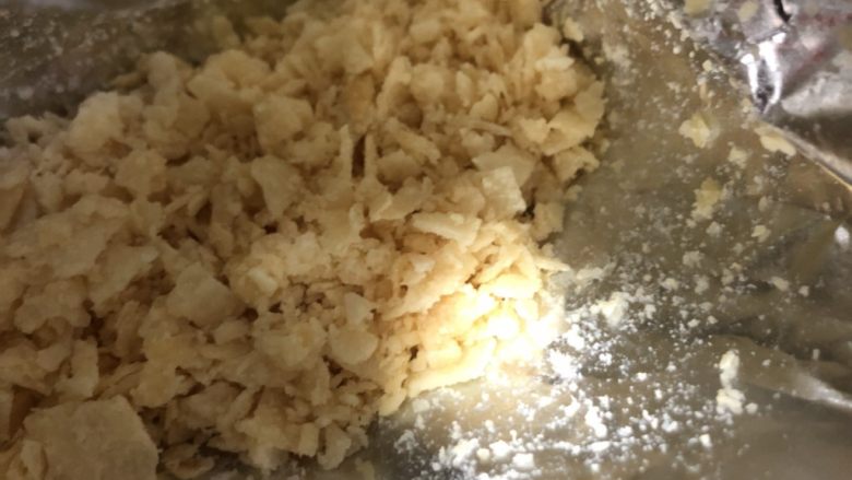 香酥鸡柳,将薯片捏碎成这种细渣的样子