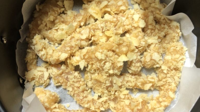 香酥鸡柳,把裹好薯片的鸡柳平放在空气炸锅里,记得这一步不要重叠(没有炸锅可以用油炸,炸出来就和小酥肉一样的)