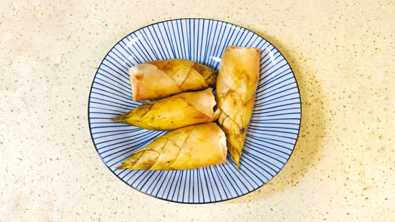 冬笋炒腊肉,<a style='color:red;display:inline-block;' href='/shicai/ 43'>冬笋</a>买回来,洗去泥,切掉后跟,剥去外皮