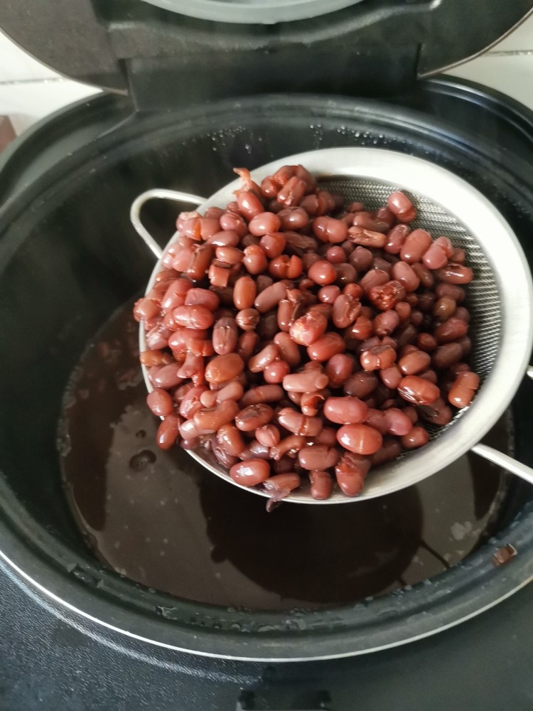 红豆糯米糕,按煮粥按键,1个小时后煮熟捞出