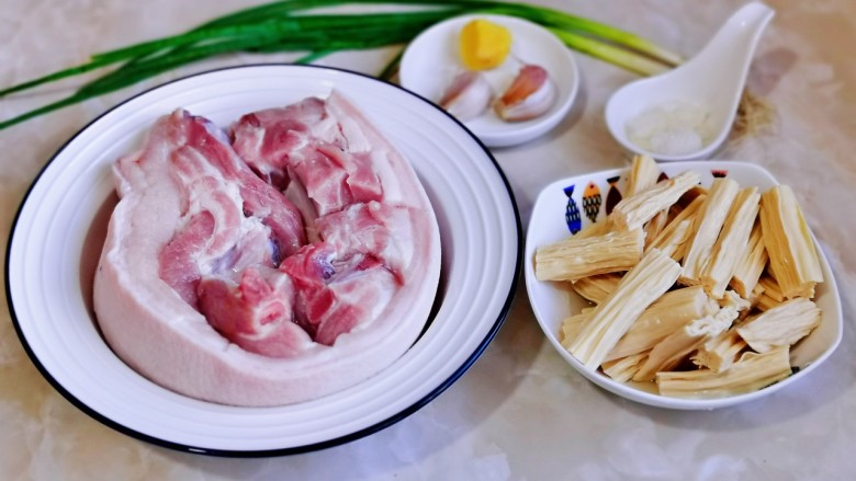 腐竹红烧肉,准备食材,腐竹提前泡发。