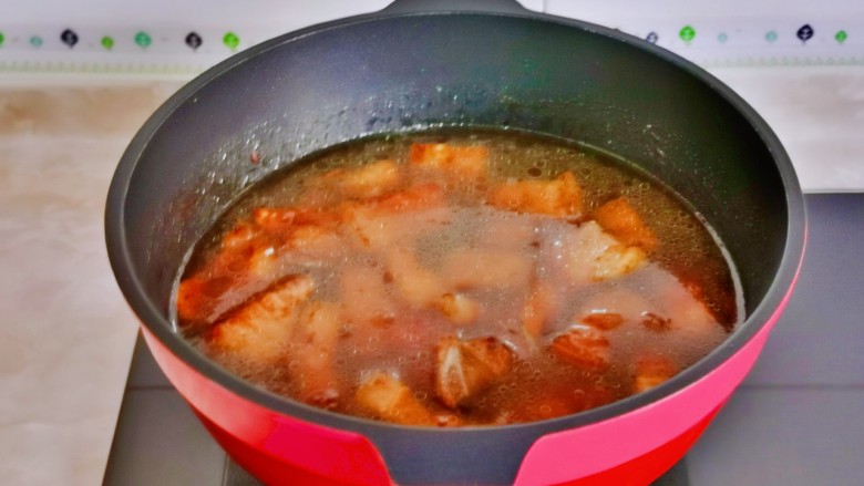腐竹红烧肉,加入纯净水,没过食材为佳,大火烧开转中,小火将肉炖烂。
