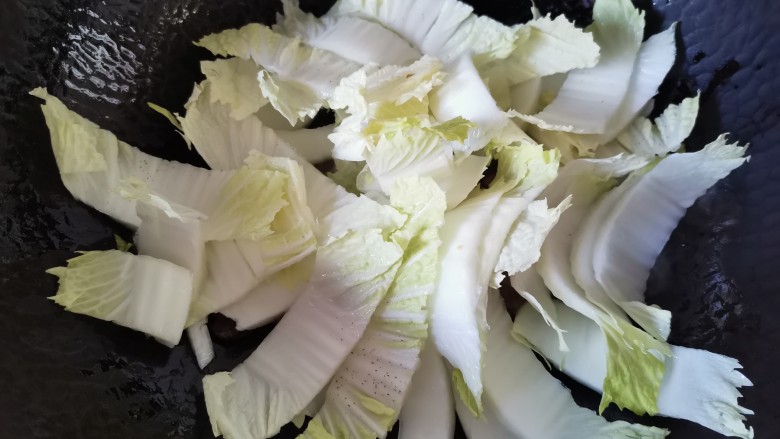腊肉炒白菜,腊肉炒至八分熟,倒入菜梗大火快速翻炒