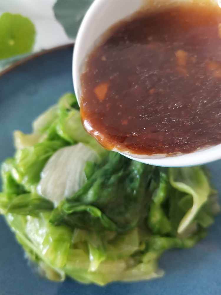 耗油西生菜,汤汁浓稠关火，浇在西生菜上