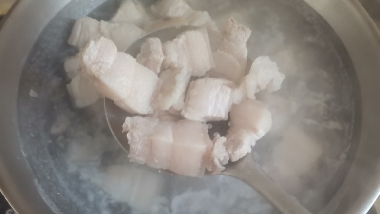 腐竹红烧肉,煮好捞出洗干净控干水分