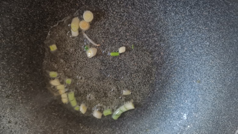 萝卜肉丸汤,锅里留油,下入葱白炒香