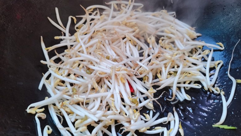 鸡蛋炒乌冬面,油锅再加热,辣椒煸香,豆芽下锅翻炒