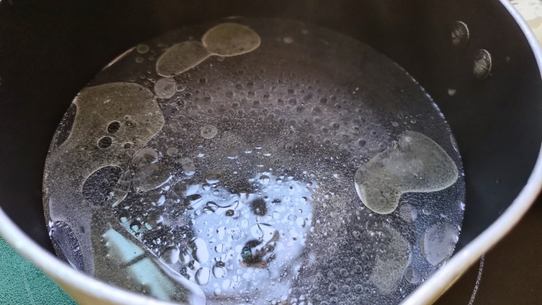 鸡蛋炒乌冬面,奶锅放入适量的水,加入几滴食用油