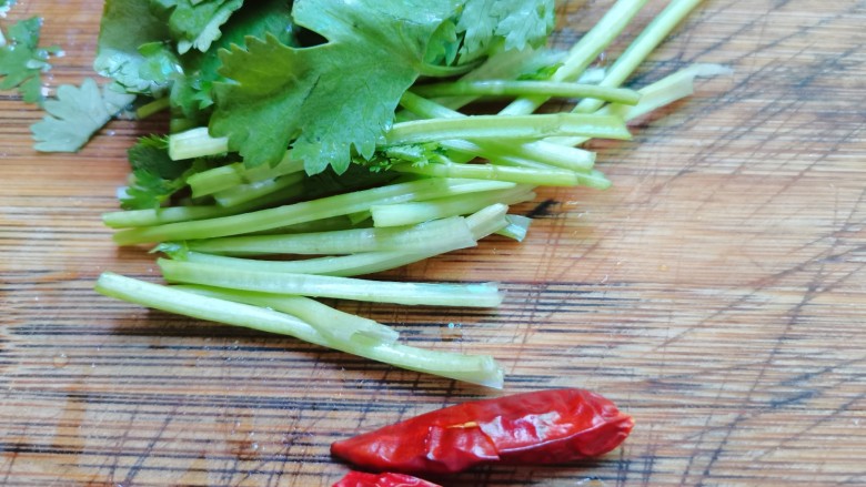 鸡蛋炒乌冬面,香菜，干辣椒切好