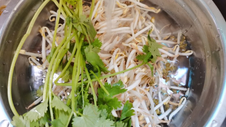 鸡蛋炒乌冬面,豆芽,香菜洗净沥干水份