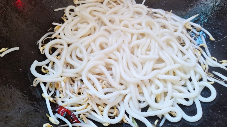 鸡蛋炒乌冬面,炒至一会儿后,倒入乌冬面