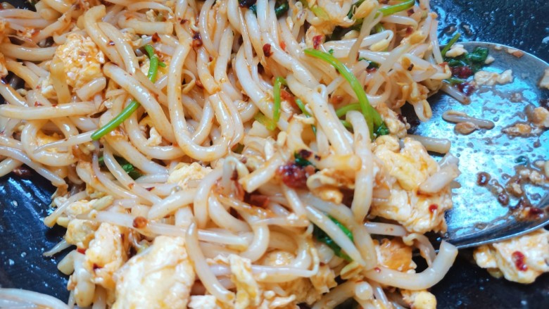 鸡蛋炒乌冬面,最后翻炒均匀入味,熟了即可