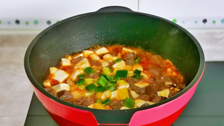 香辣鸭血,最后加入彩椒丁,大火煮一分钟即可关火。