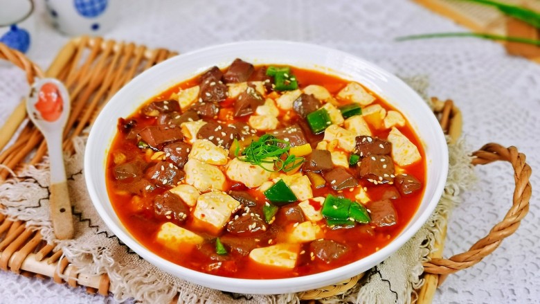 香辣鸭血,盛出装盘撒上<a style='color:red;display:inline-block;' href='/shicai/ 141911'>熟白芝麻</a>,超级好吃的香辣鸭血烩鸭血。