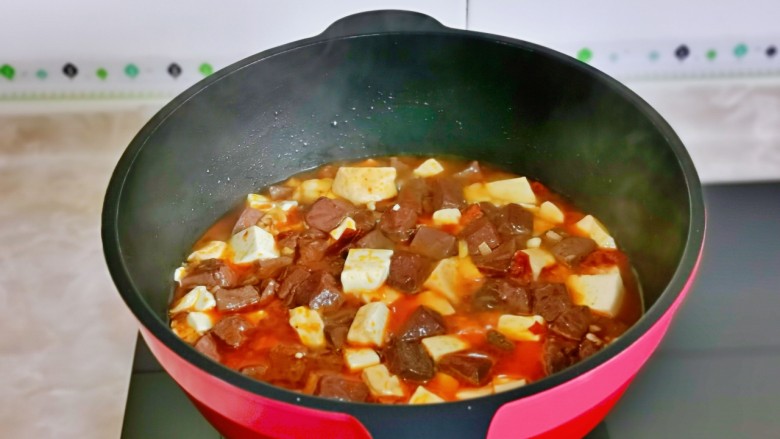 香辣鸭血,加入半碗纯净水,烧开煮两分钟。