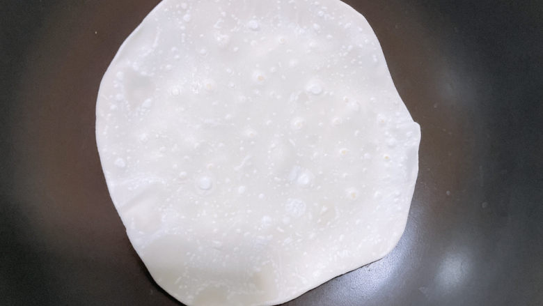 自制煎饼,煎饼:反复翻面
