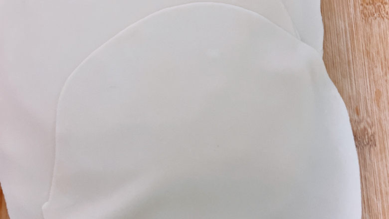 自制煎饼,擀面:用擀面杖擀面成饼状